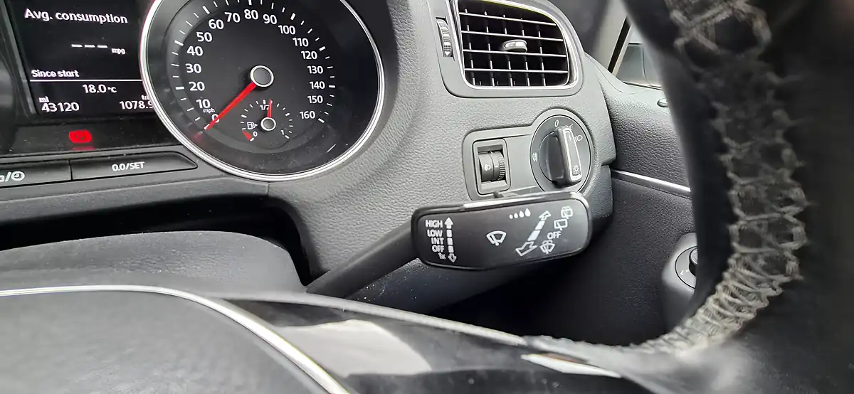 Used 2015 Volkswagen Polo Se Silver - Interior and Exterior details 12
