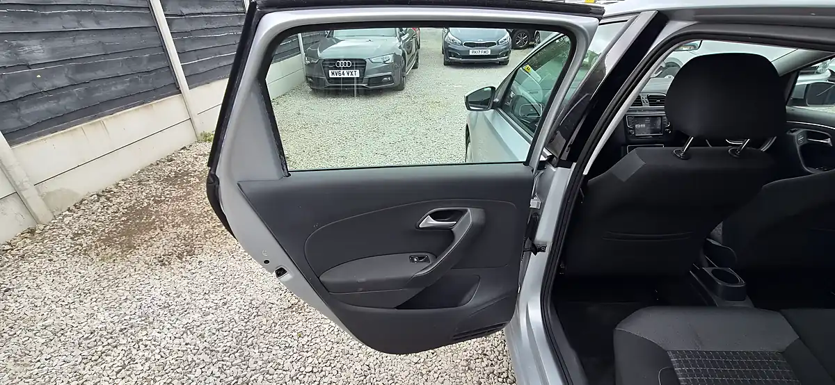 Used 2015 Volkswagen Polo Se Silver - Interior and Exterior details 16