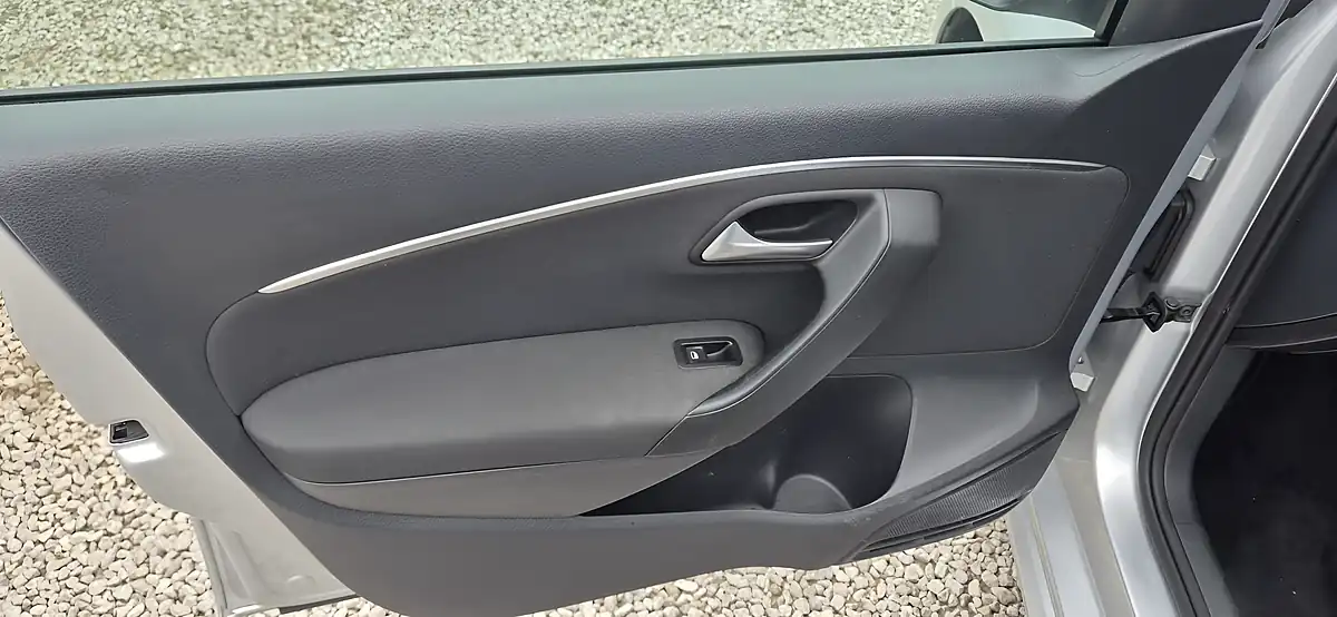 Used 2015 Volkswagen Polo Se Silver - Interior and Exterior details 18