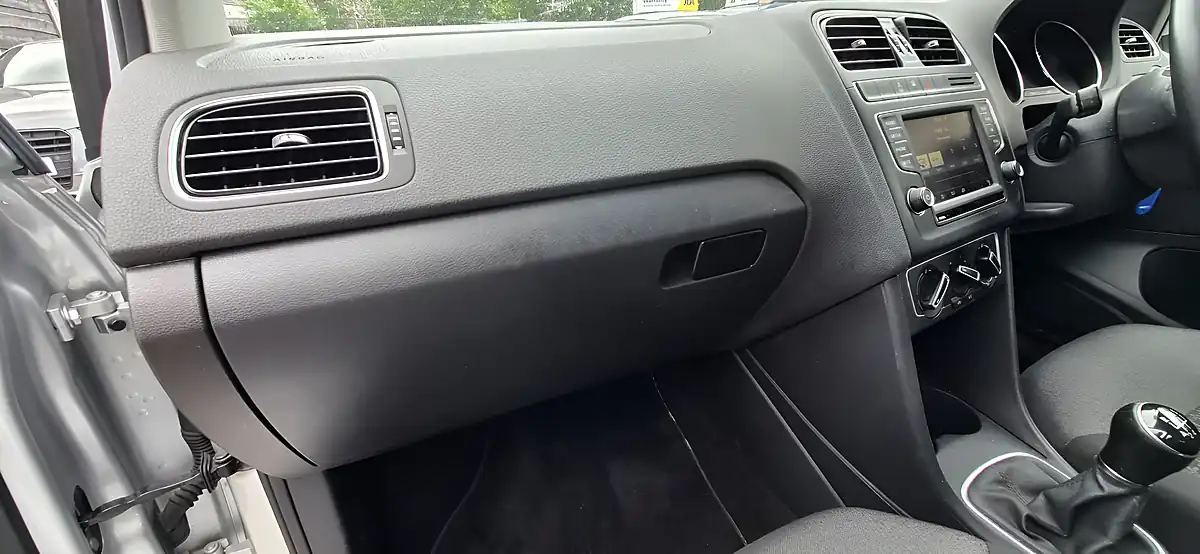 Used 2015 Volkswagen Polo Se Silver - Interior and Exterior details 19