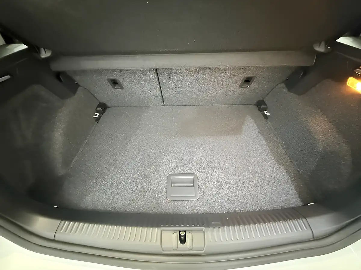 Used 2015 Volkswagen Polo Se White - Interior and Exterior details 15