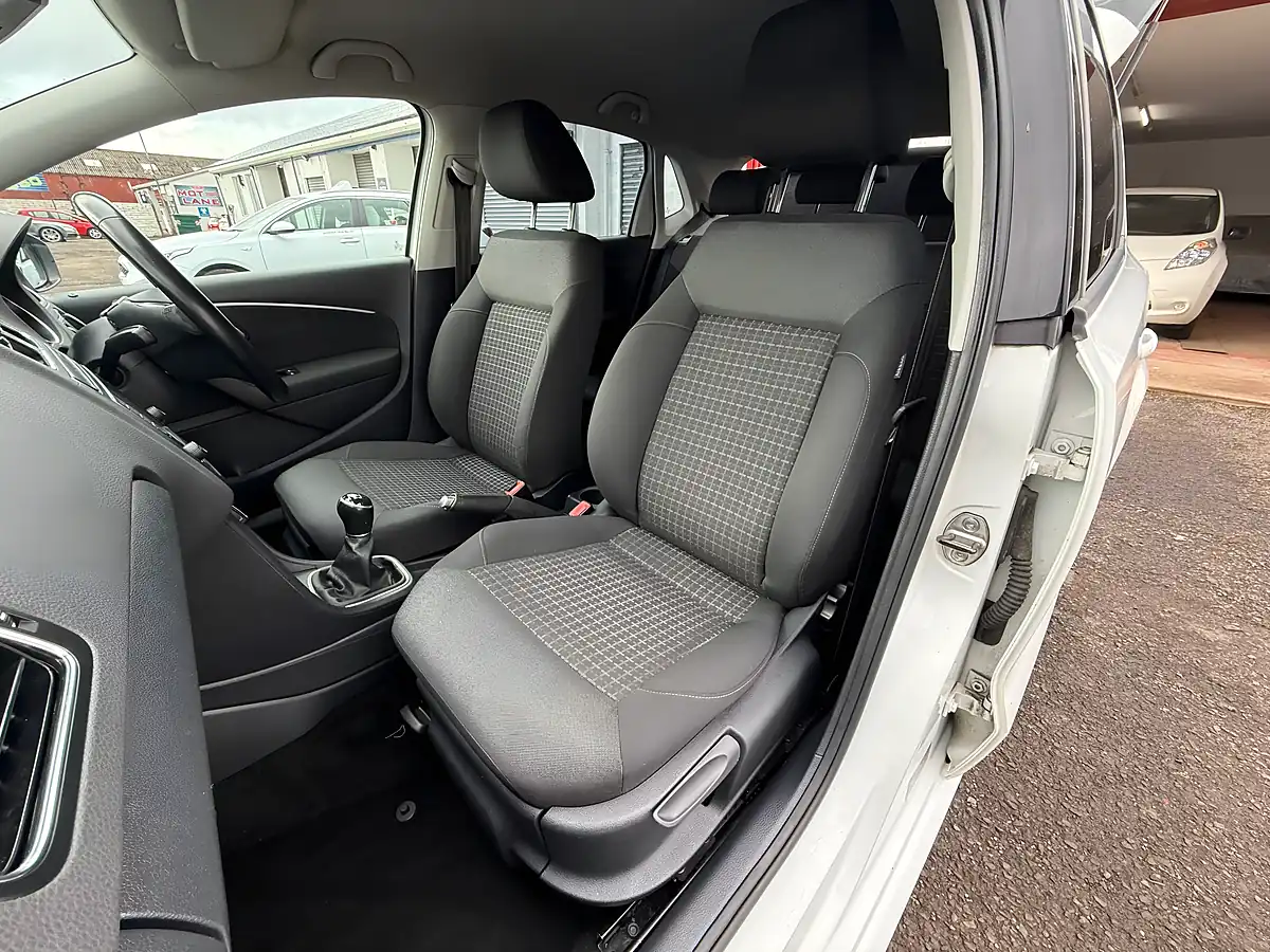 Used 2015 Volkswagen Polo Se White - Interior and Exterior details 18