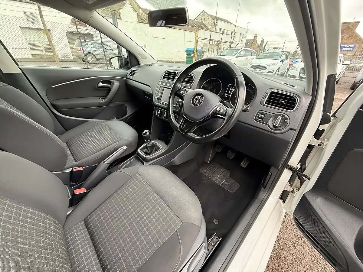 Used 2015 Volkswagen Polo Se White - Interior and Exterior details 9