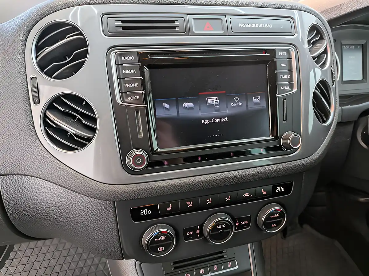 Used 2015 Volkswagen Tiguan Bluemotion Tech Match Black - Interior and Exterior details 18