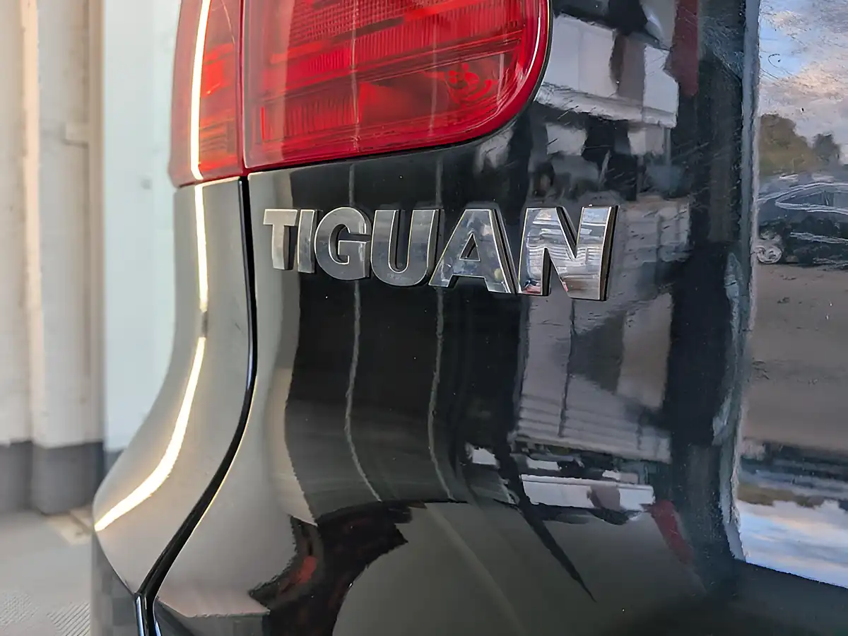 Used 2015 Volkswagen Tiguan Bluemotion Tech Match Black - Interior and Exterior details 7