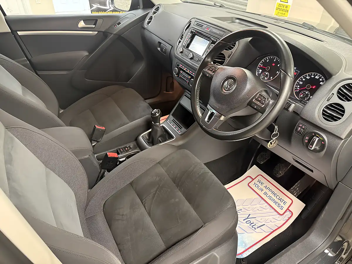 Used 2015 Volkswagen Tiguan Bluemotion Tech Match Grey - Interior and Exterior details 5