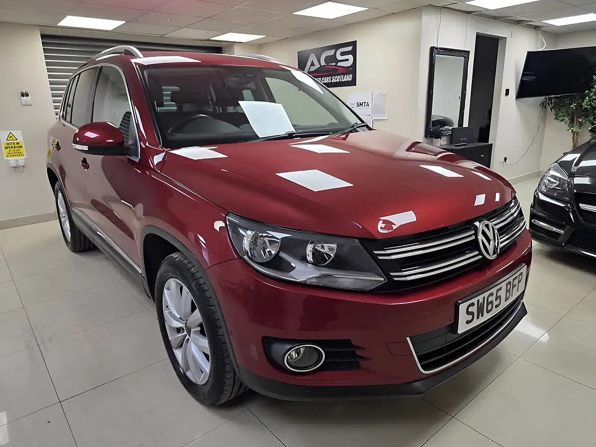 Used 2015 Volkswagen Tiguan Bluemotion Tech Match Red - Front View