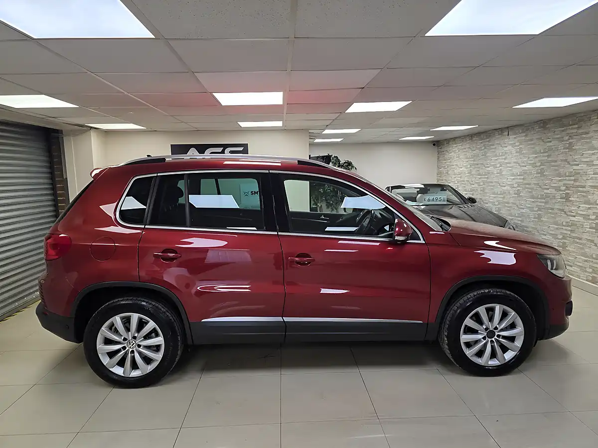 Used 2015 Volkswagen Tiguan Bluemotion Tech Match Red - Interior and Exterior details 11
