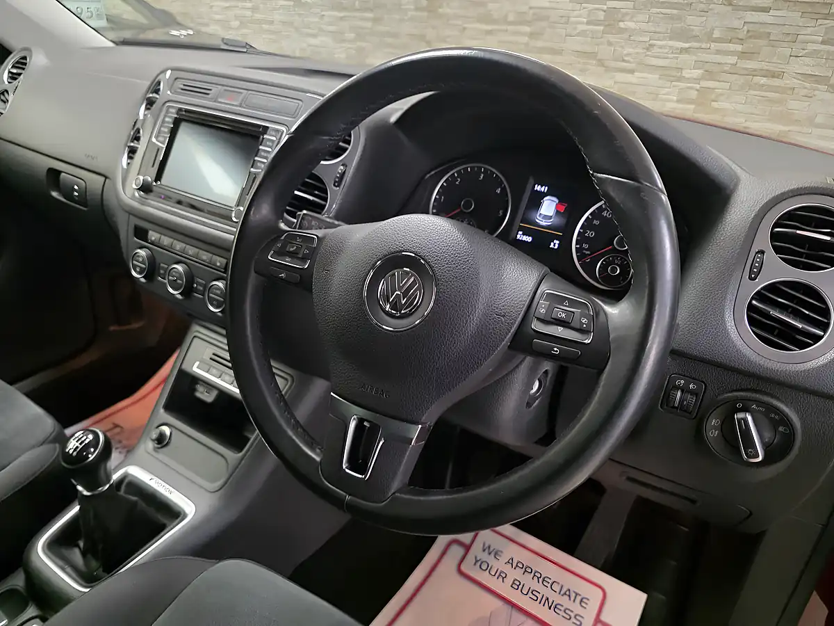Used 2015 Volkswagen Tiguan Bluemotion Tech Match Red - Interior and Exterior details 5