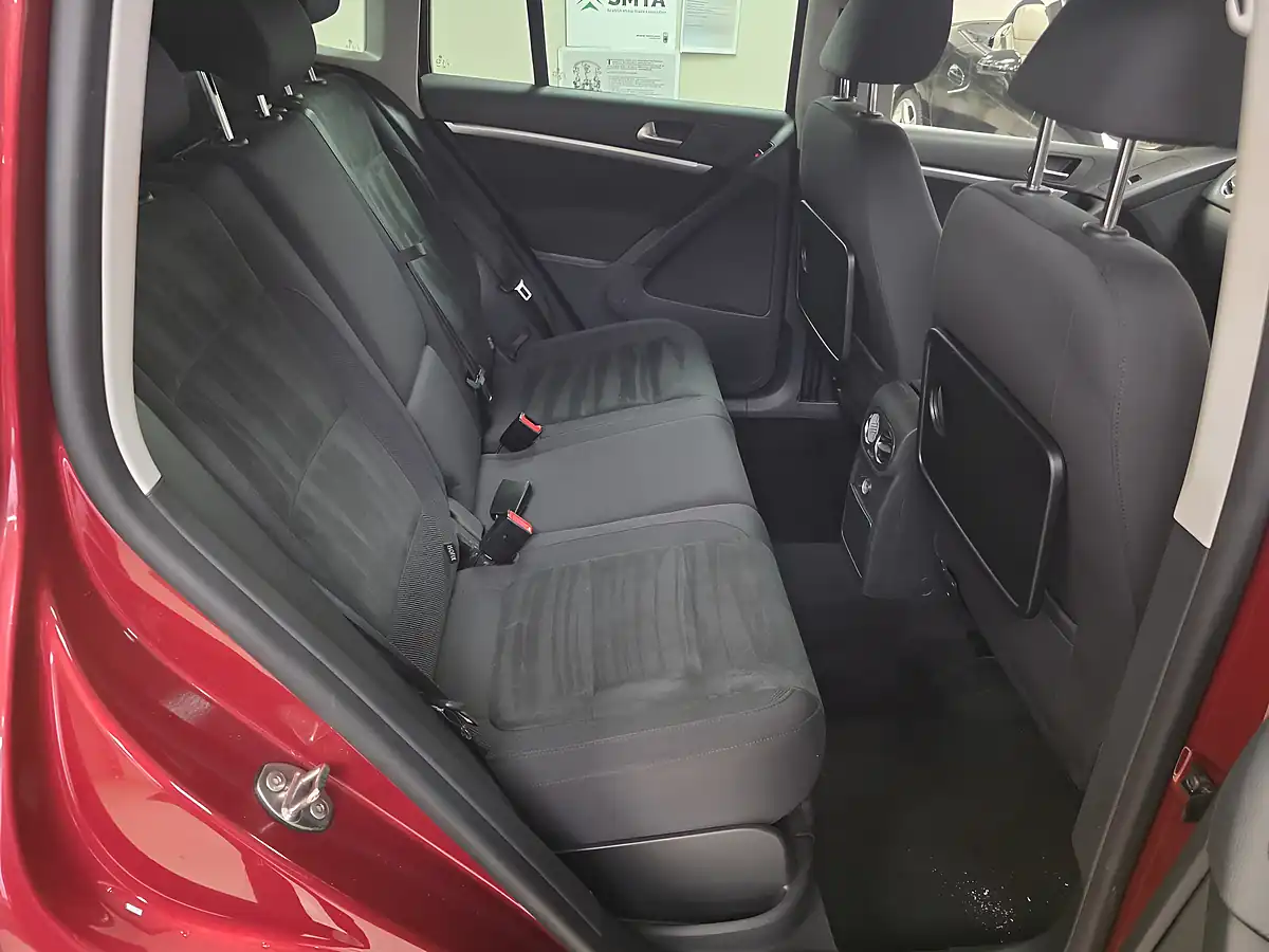 Used 2015 Volkswagen Tiguan Bluemotion Tech Match Red - Interior and Exterior details 7