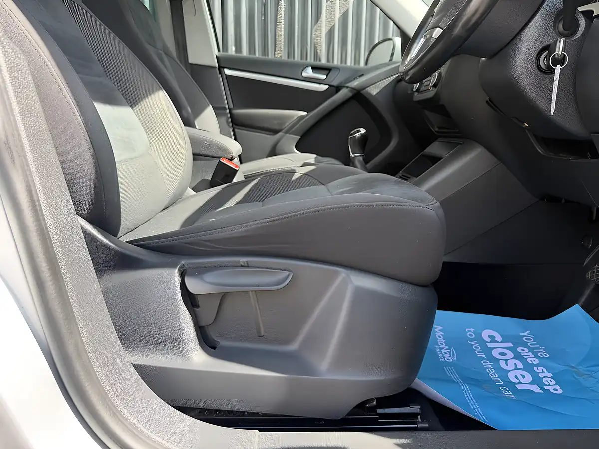 Used 2015 Volkswagen Tiguan Bluemotion Tech Match Silver - Interior and Exterior details 12