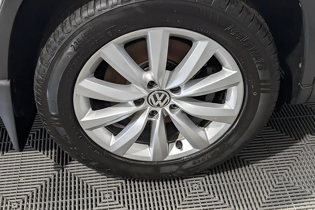 Used 2015 Volkswagen Tiguan Bluemotion Tech Match White - Interior and Exterior details 10
