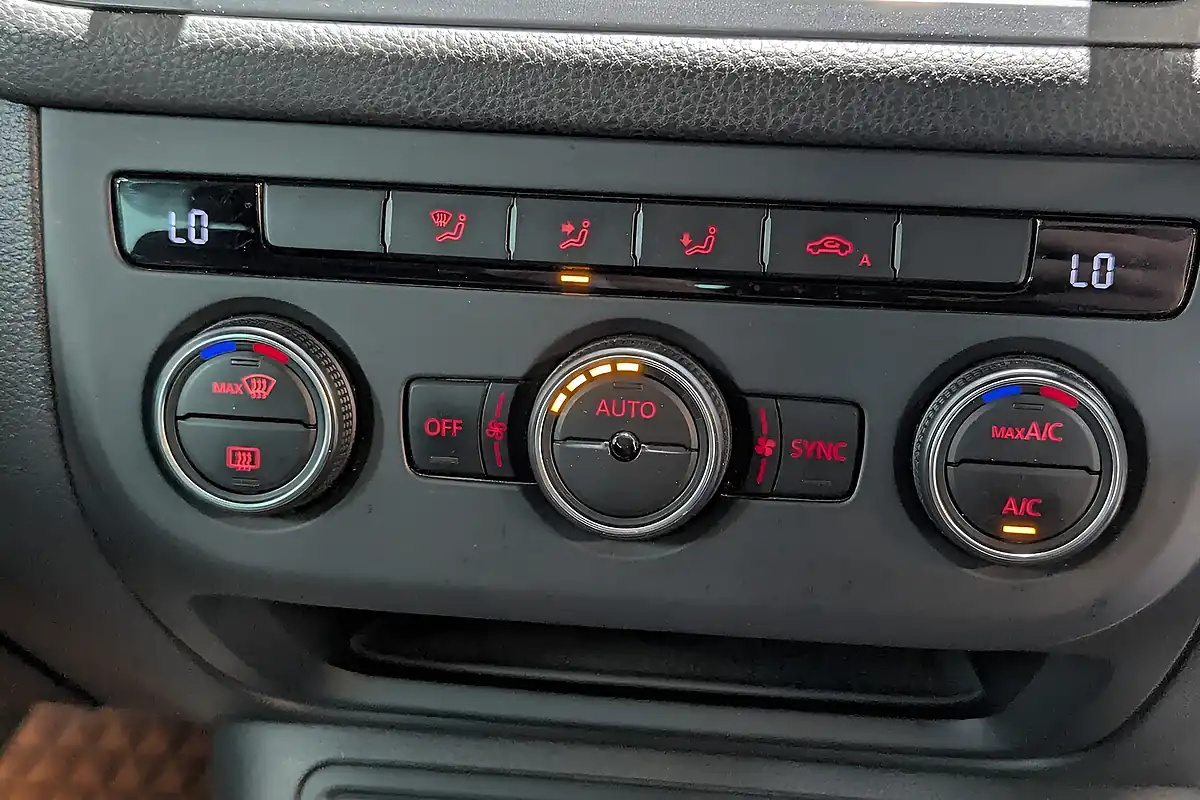 Used 2015 Volkswagen Tiguan Bluemotion Tech Match White - Interior and Exterior details 13