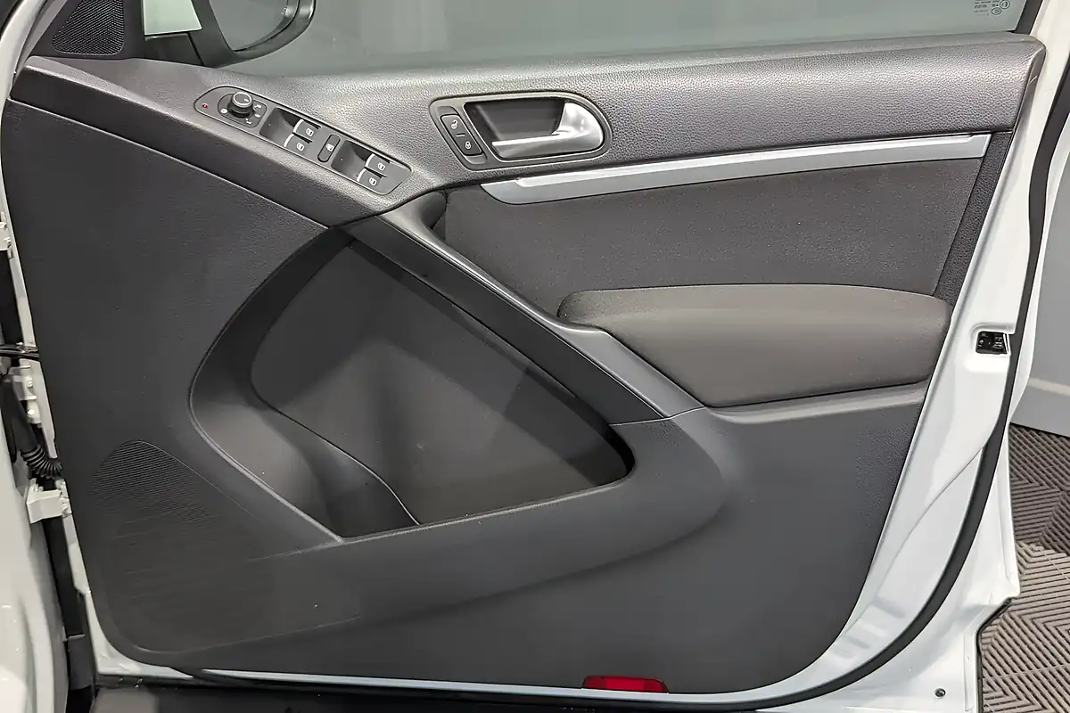 Used 2015 Volkswagen Tiguan Bluemotion Tech Match White - Interior and Exterior details 15