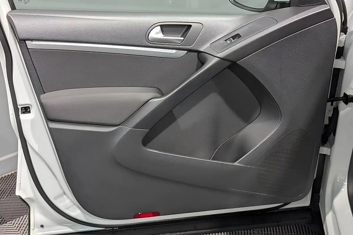 Used 2015 Volkswagen Tiguan Bluemotion Tech Match White - Interior and Exterior details 19