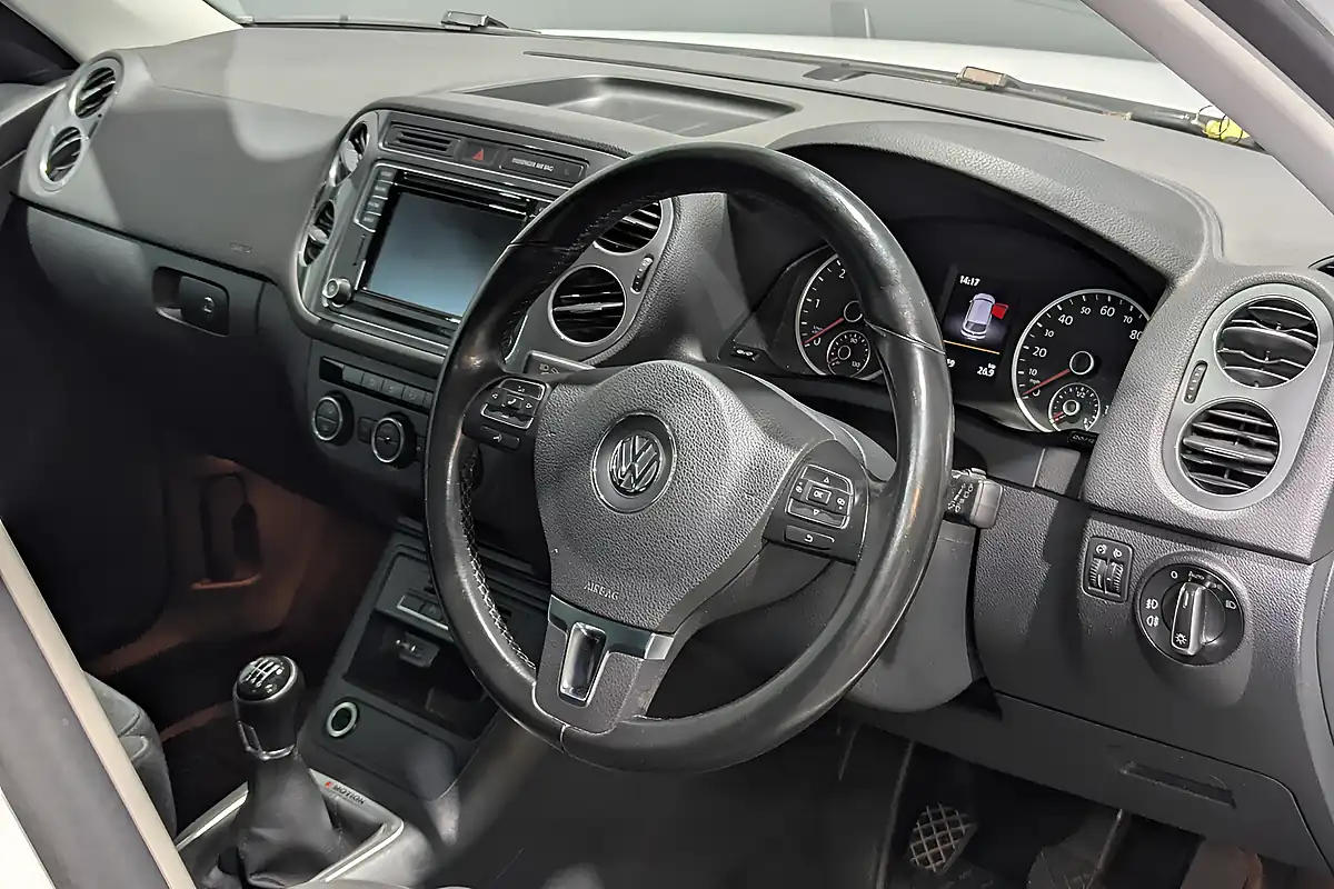 Used 2015 Volkswagen Tiguan Bluemotion Tech Match White - Interior and Exterior details 2