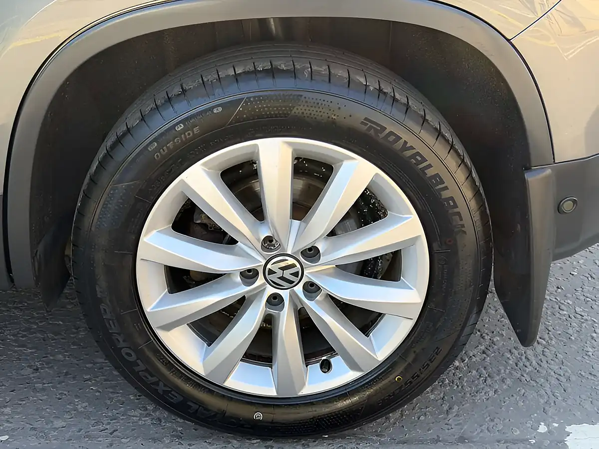 Used 2015 Volkswagen Tiguan Match Grey - Interior and Exterior details 10