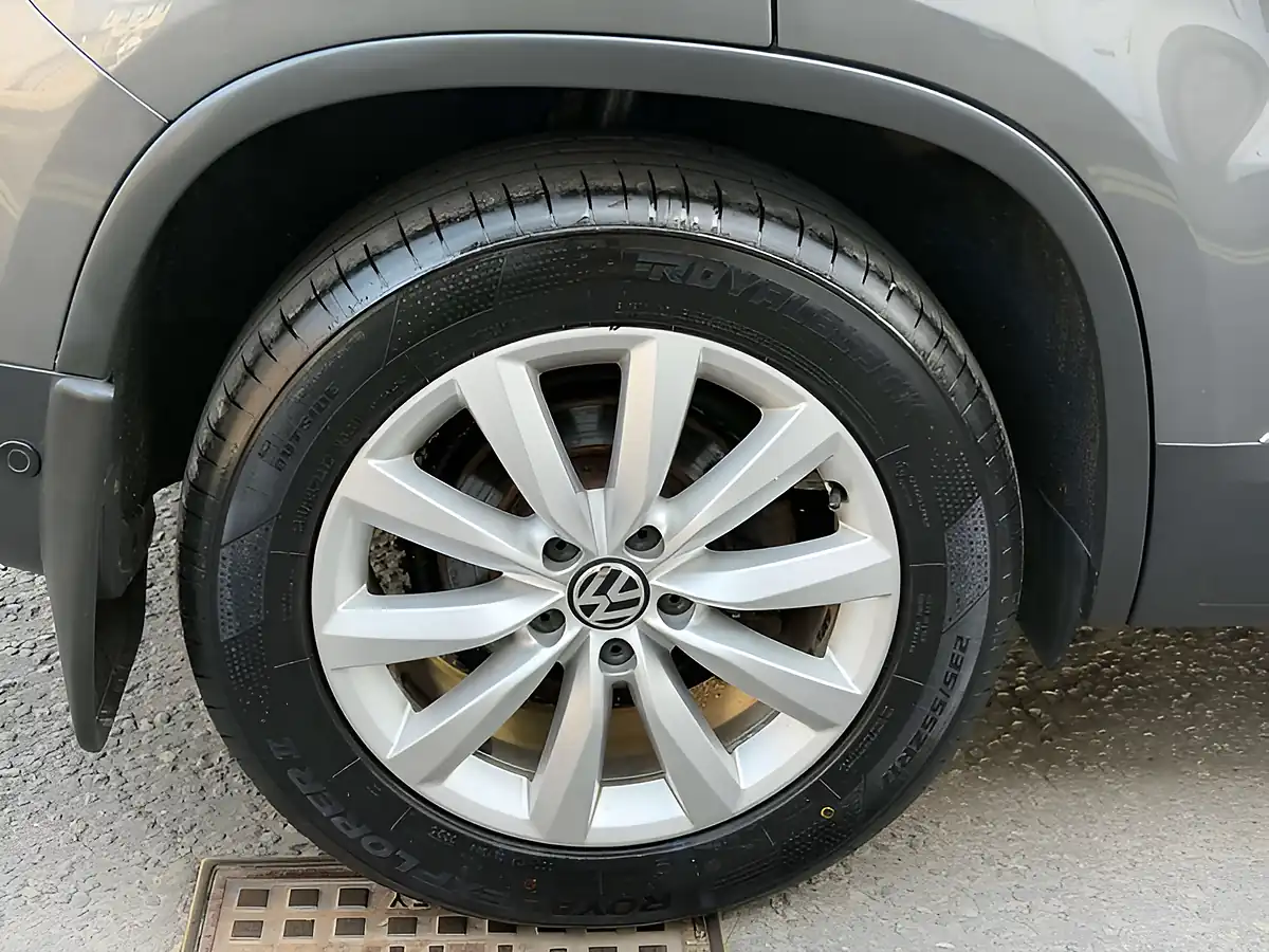 Used 2015 Volkswagen Tiguan Match Grey - Interior and Exterior details 12