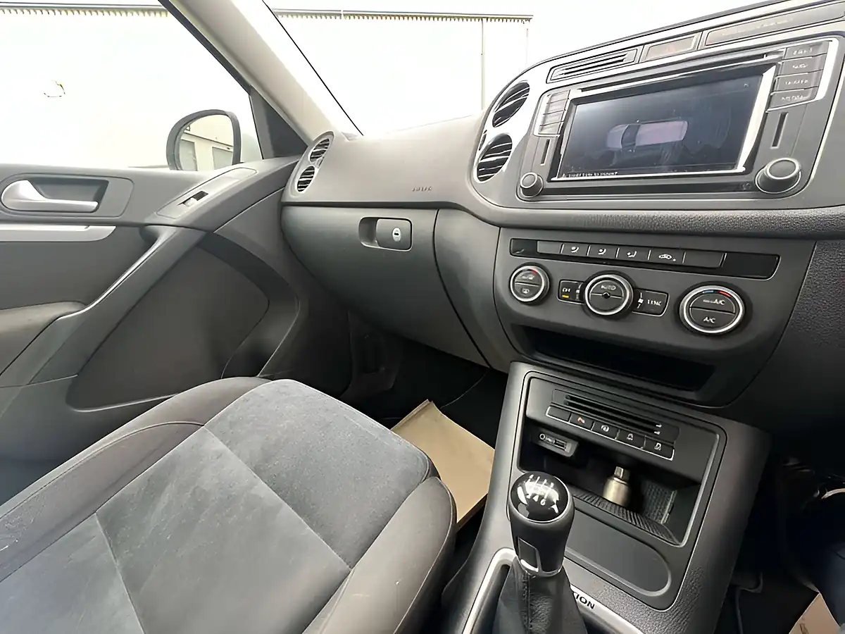 Used 2015 Volkswagen Tiguan Match Pure White - Interior and Exterior details 11