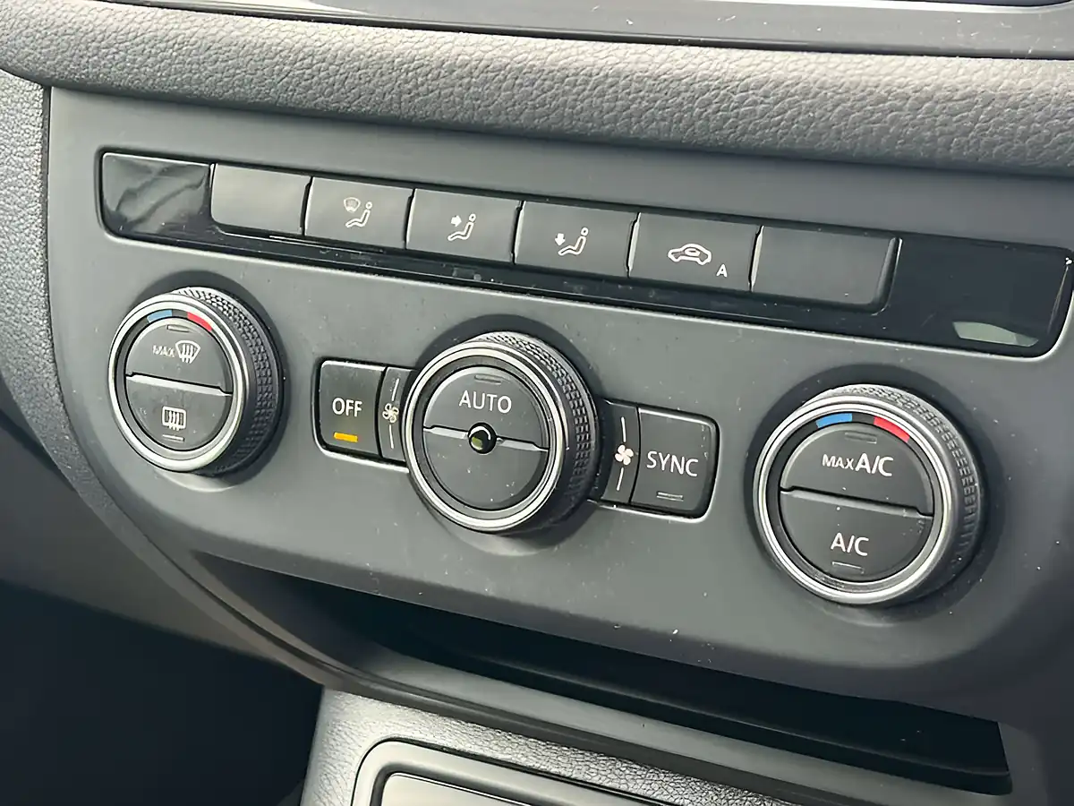 Used 2015 Volkswagen Tiguan Match Pure White - Interior and Exterior details 16