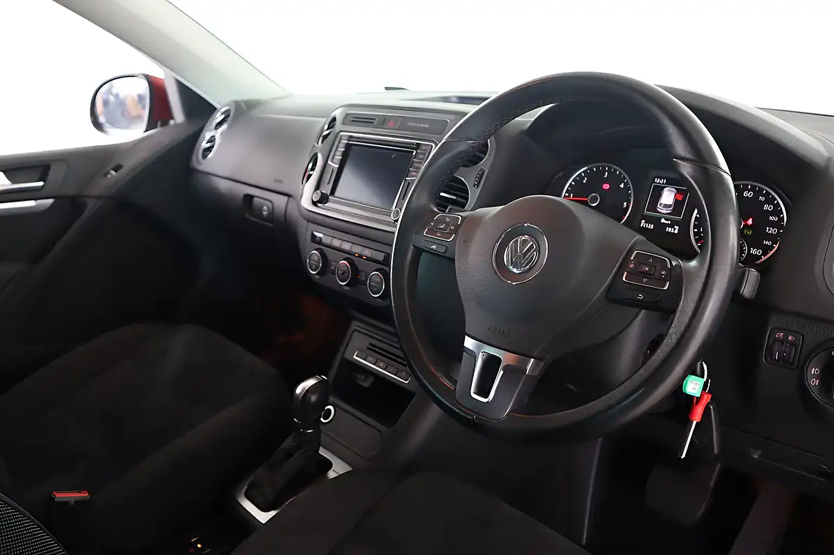 Used 2015 Volkswagen Tiguan Match Red - Interior and Exterior details 11