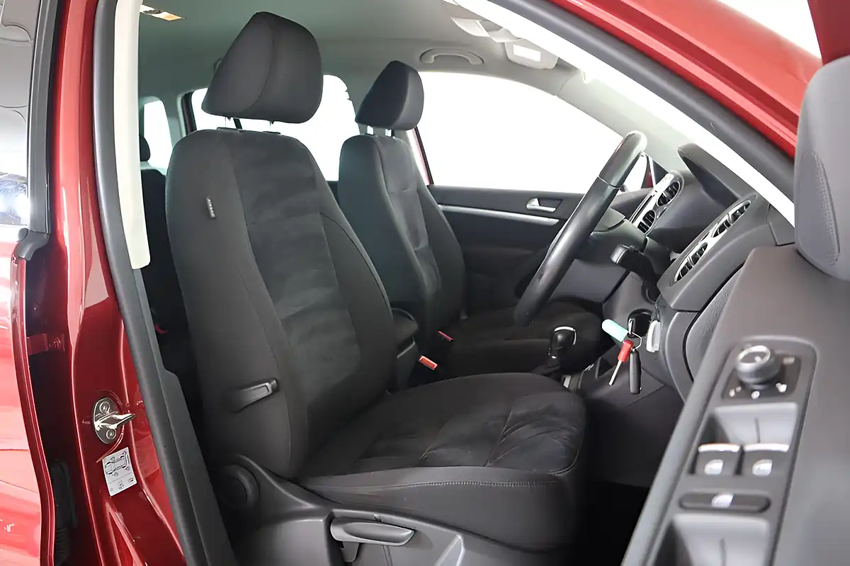 Used 2015 Volkswagen Tiguan Match Red - Interior and Exterior details 12