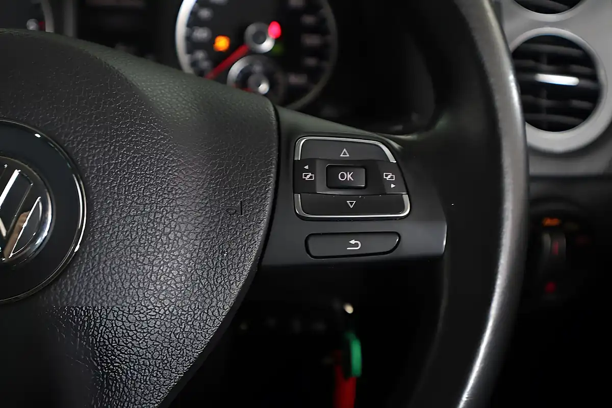 Used 2015 Volkswagen Tiguan Match Red - Interior and Exterior details 15