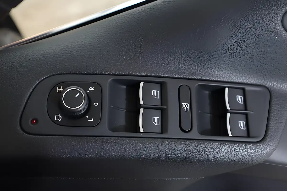 Used 2015 Volkswagen Tiguan Match Red - Interior and Exterior details 17