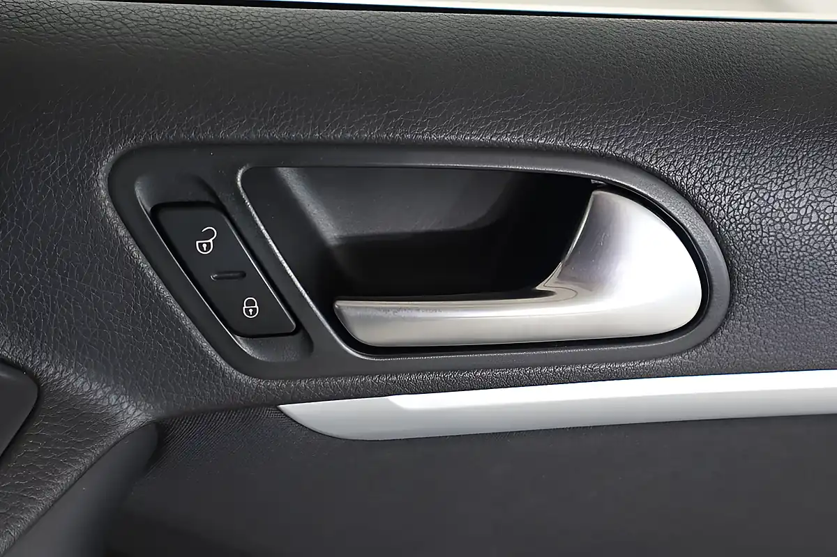 Used 2015 Volkswagen Tiguan Match Red - Interior and Exterior details 18