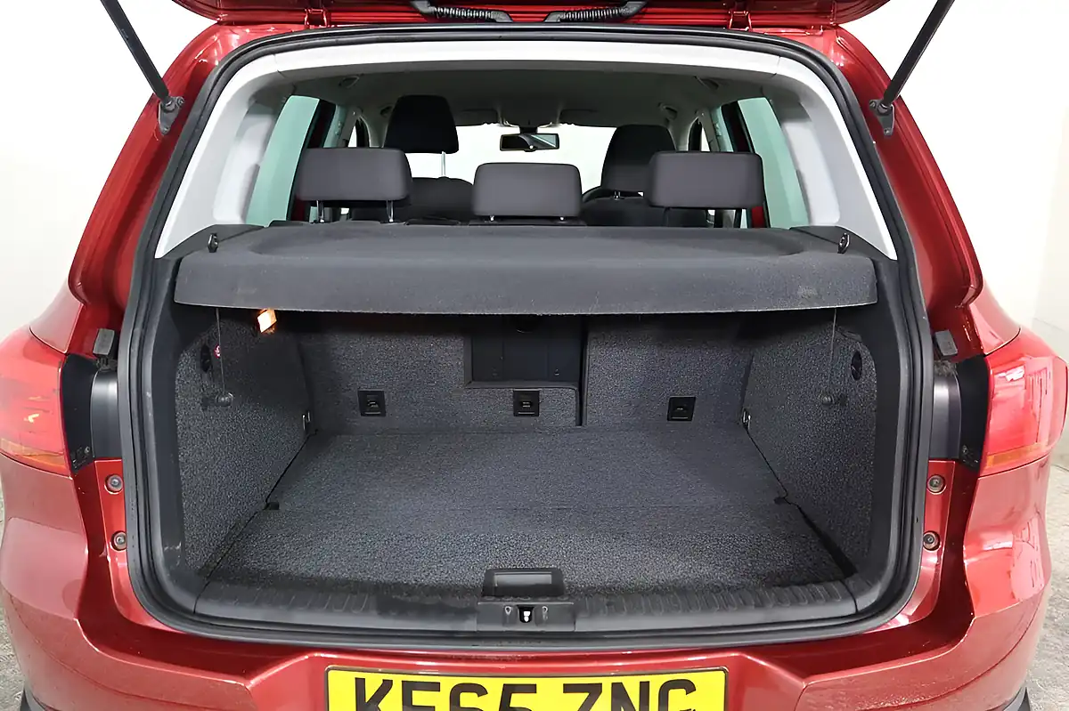 Used 2015 Volkswagen Tiguan Match Red - Interior and Exterior details 9