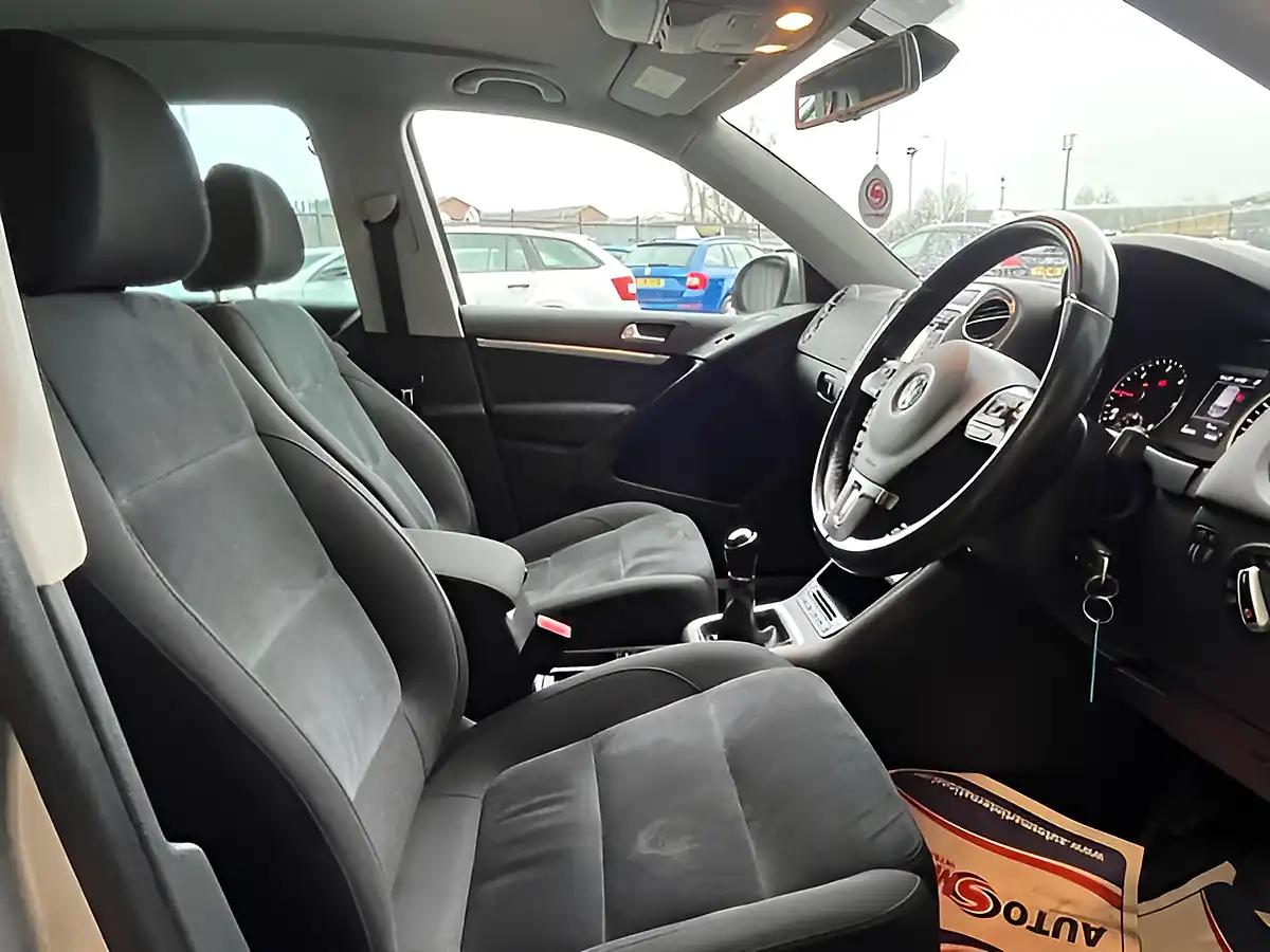 Used 2015 Volkswagen Tiguan Match Silver - Interior and Exterior details 5