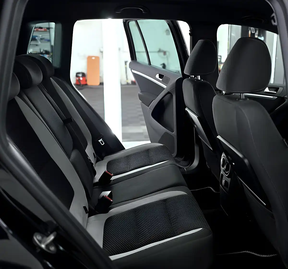 Used 2015 Volkswagen Tiguan R-Line Deep Black Pearl - Interior and Exterior details 19