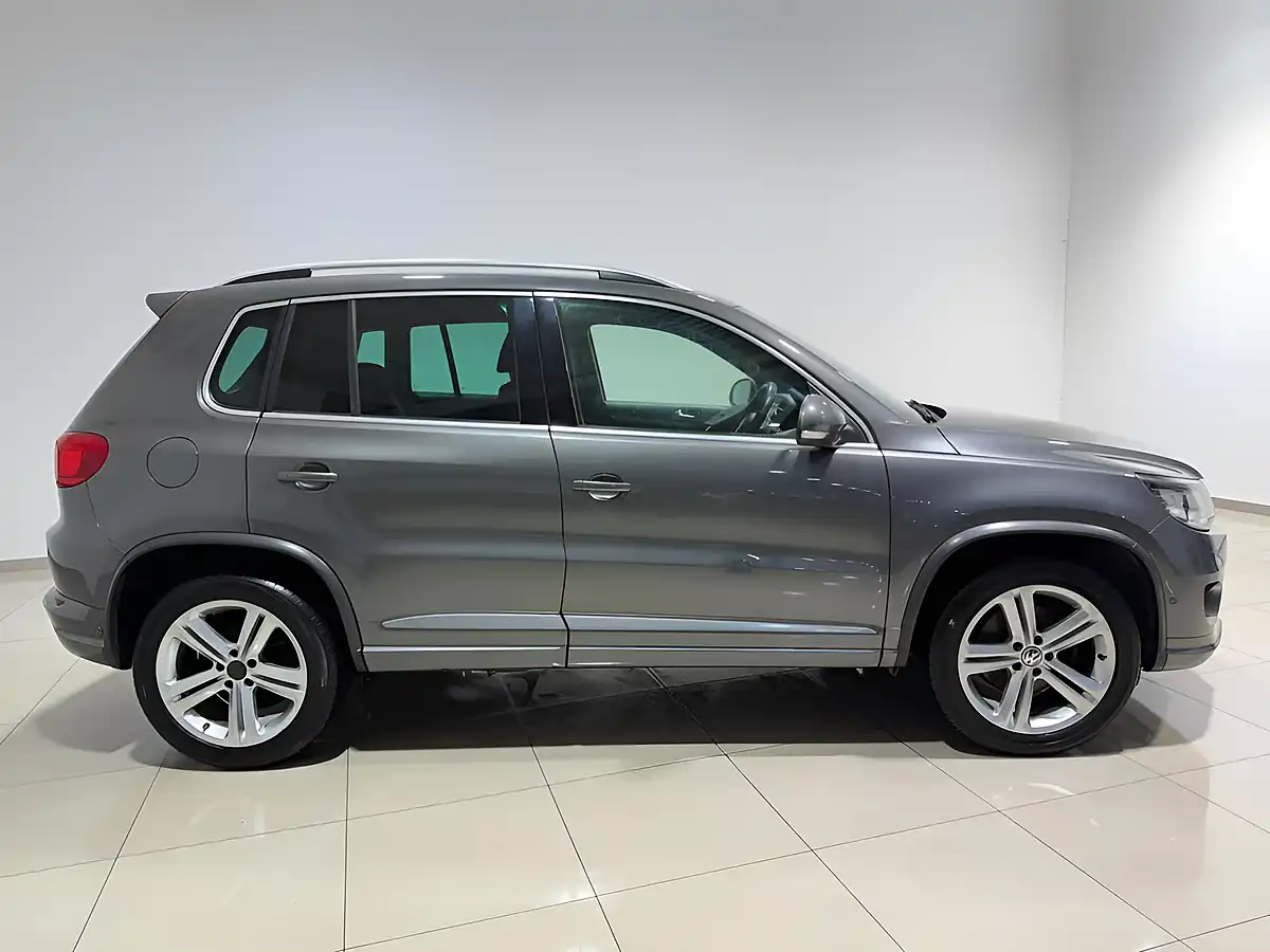 Used 2015 Volkswagen Tiguan R-Line Nimbus Grey - Interior and Exterior details 10