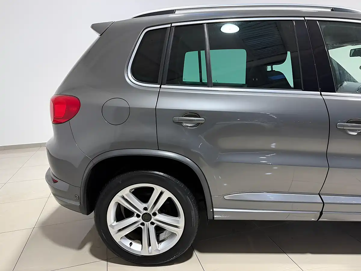 Used 2015 Volkswagen Tiguan R-Line Nimbus Grey - Interior and Exterior details 11