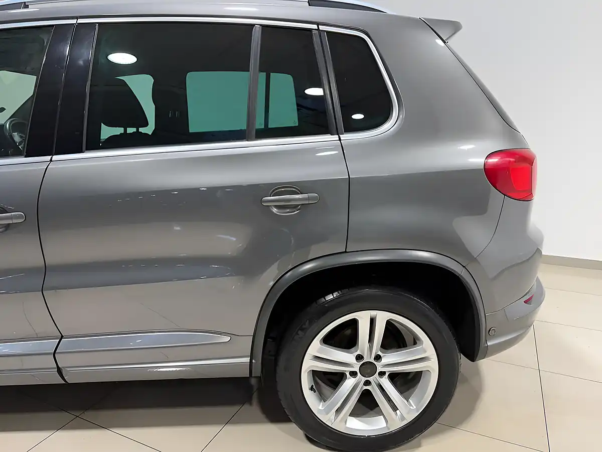 Used 2015 Volkswagen Tiguan R-Line Nimbus Grey - Interior and Exterior details 6