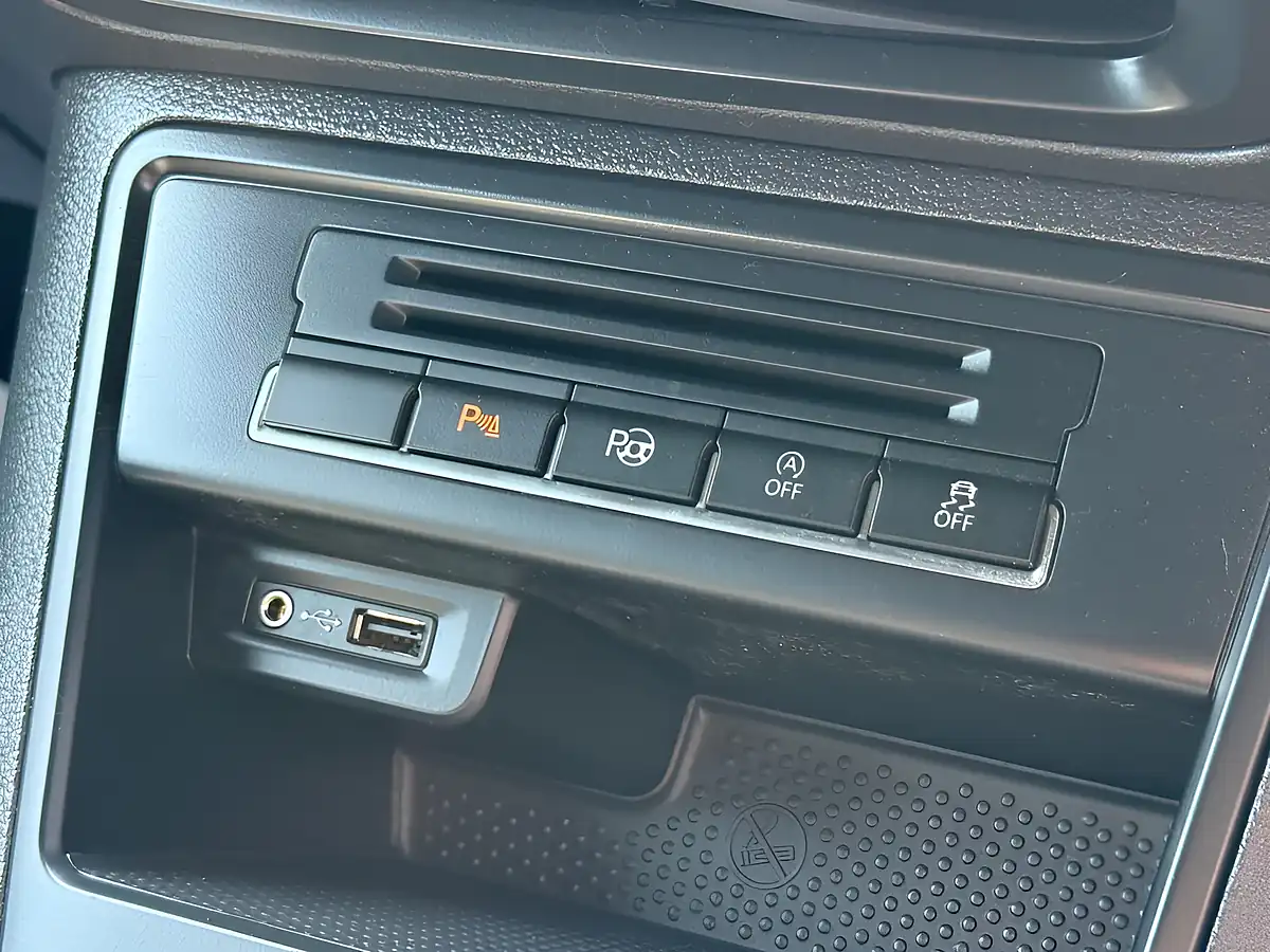 Used 2015 Volkswagen Tiguan R-Line Silver - Interior and Exterior details 16