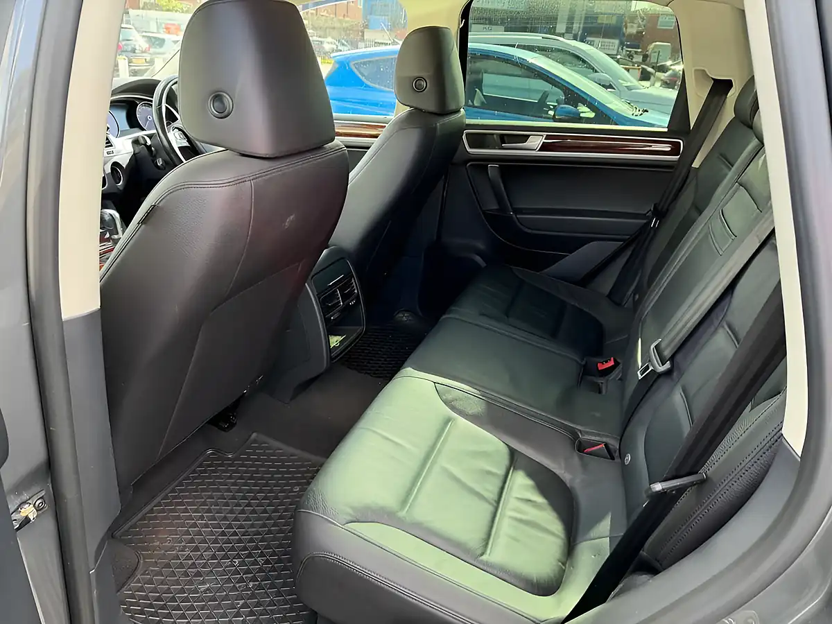 Used 2015 Volkswagen Touareg Bluemotion Tech Se Grey - Interior and Exterior details 16
