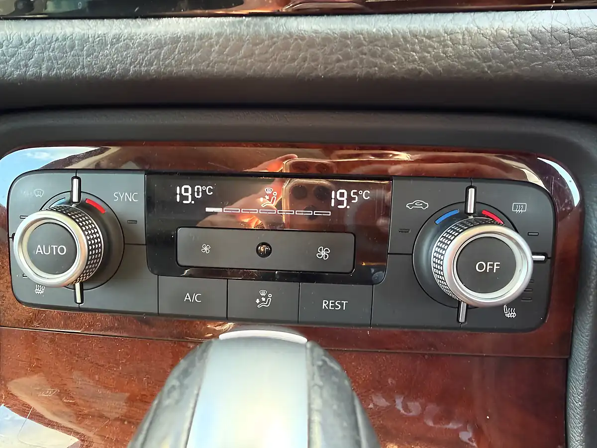 Used 2015 Volkswagen Touareg Bluemotion Tech Se Grey - Interior and Exterior details 6