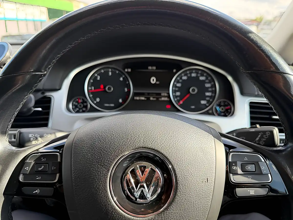 Used 2015 Volkswagen Touareg Bluemotion Tech Se Grey - Interior and Exterior details 7