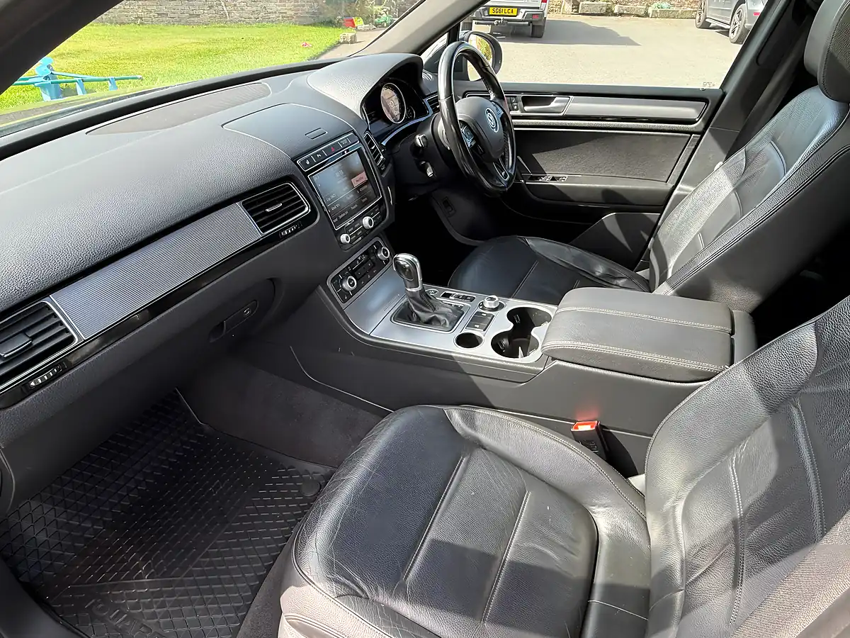 Used 2015 Volkswagen Touareg R-Line Black - Interior and Exterior details 9