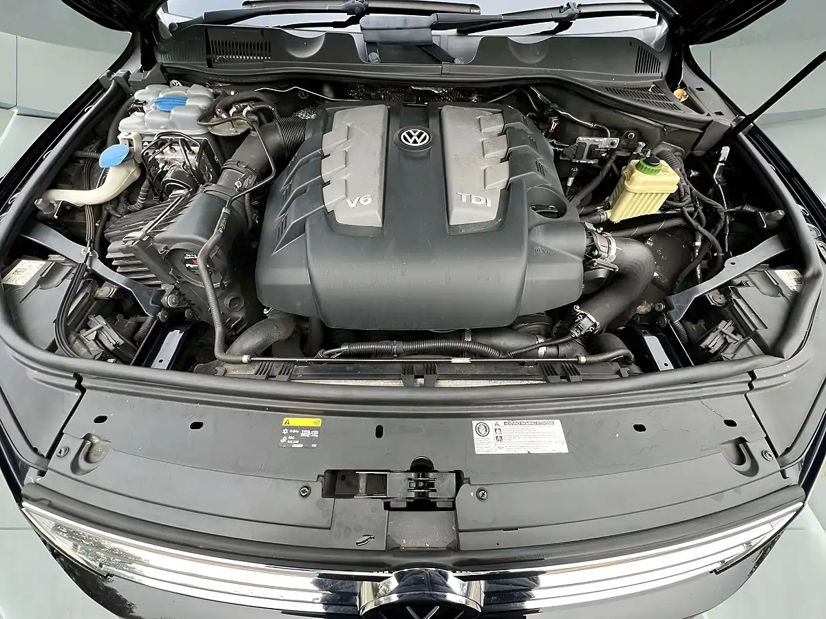Used 2015 Volkswagen Touareg R-Line Black - Interior and Exterior details 17