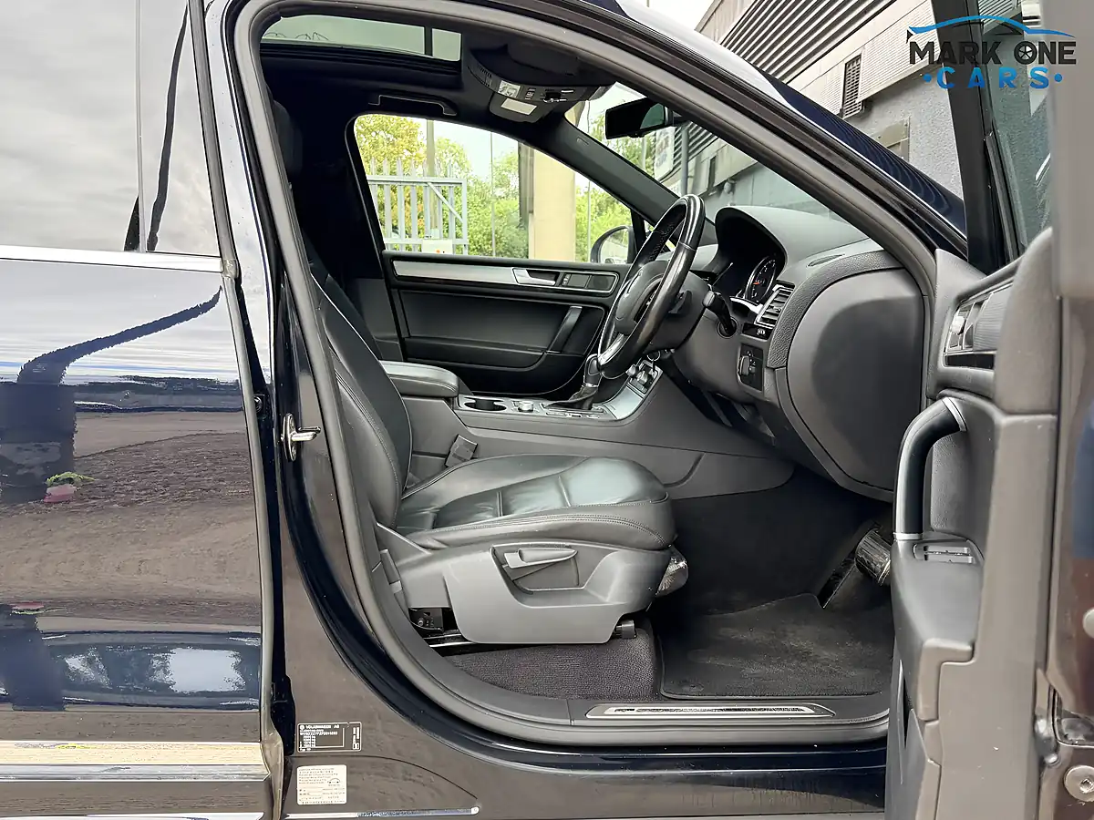 Used 2015 Volkswagen Touareg R-Line Blue - Interior and Exterior details 18