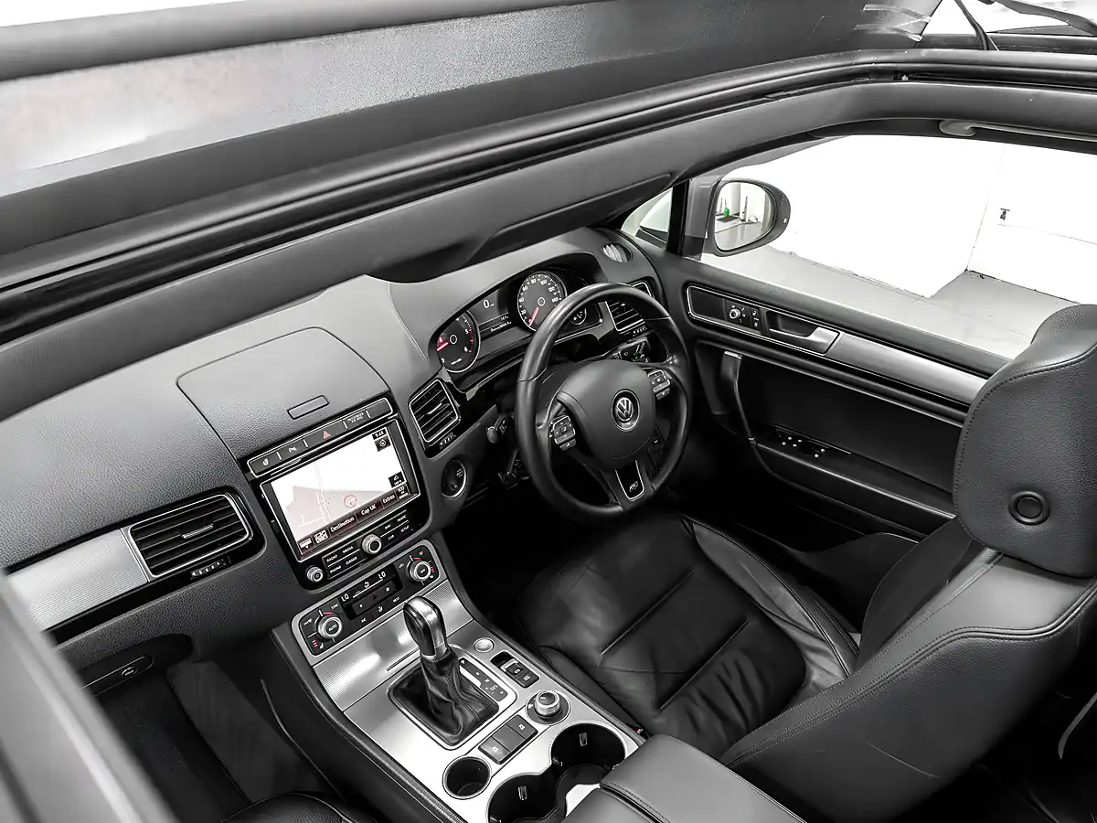 Used 2015 Volkswagen Touareg R-Line Pure White - Interior and Exterior details 12
