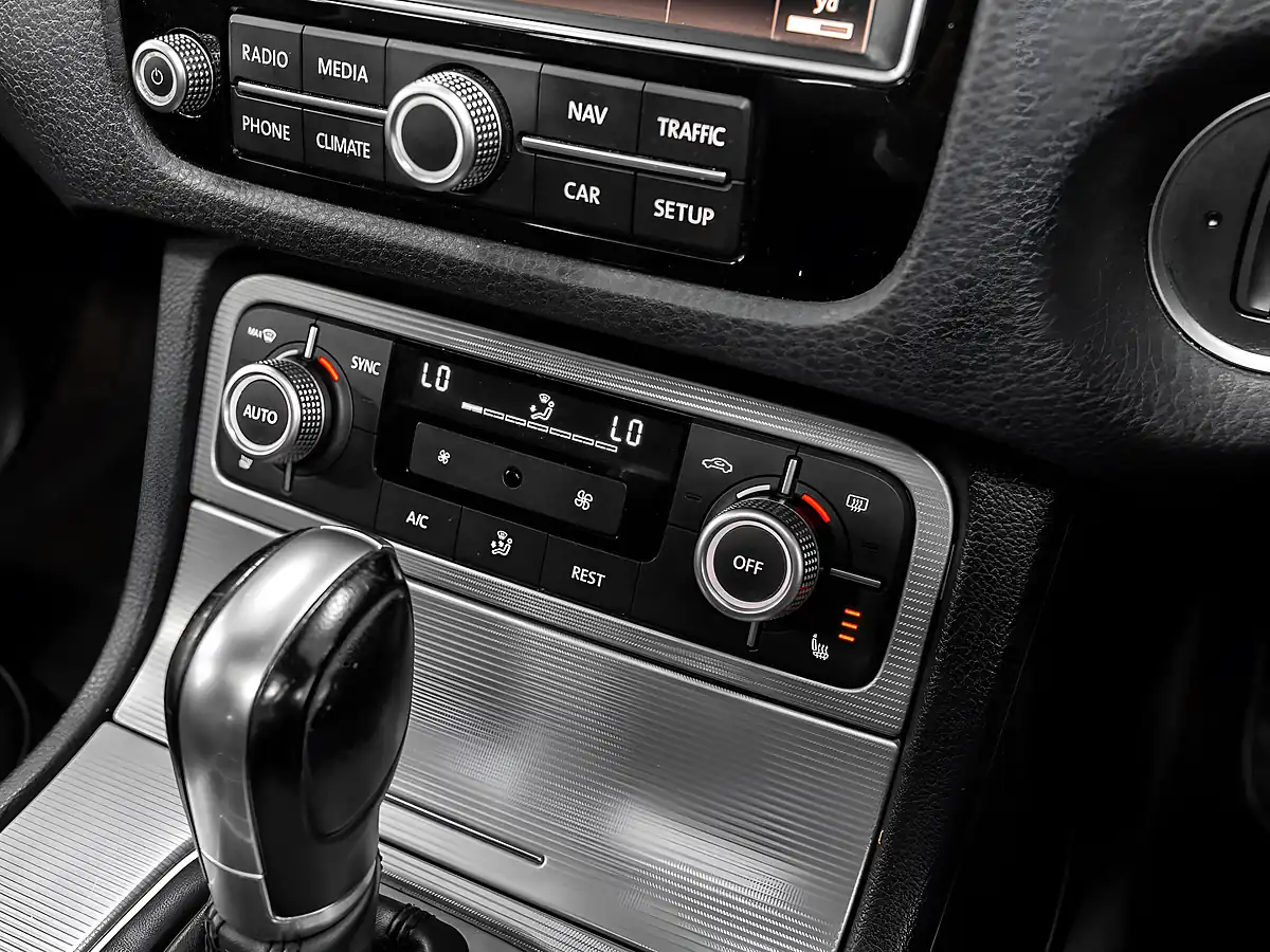 Used 2015 Volkswagen Touareg R-Line Pure White - Interior and Exterior details 17