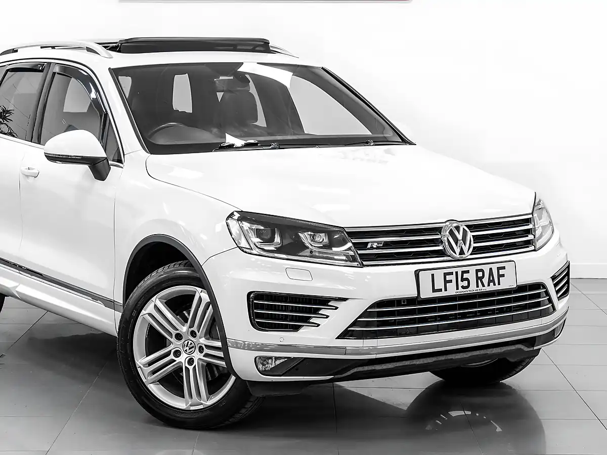Used 2015 Volkswagen Touareg R-Line Pure White - Interior and Exterior details 8