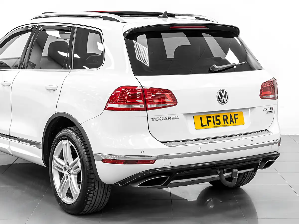 Used 2015 Volkswagen Touareg R-Line Pure White - Interior and Exterior details 9