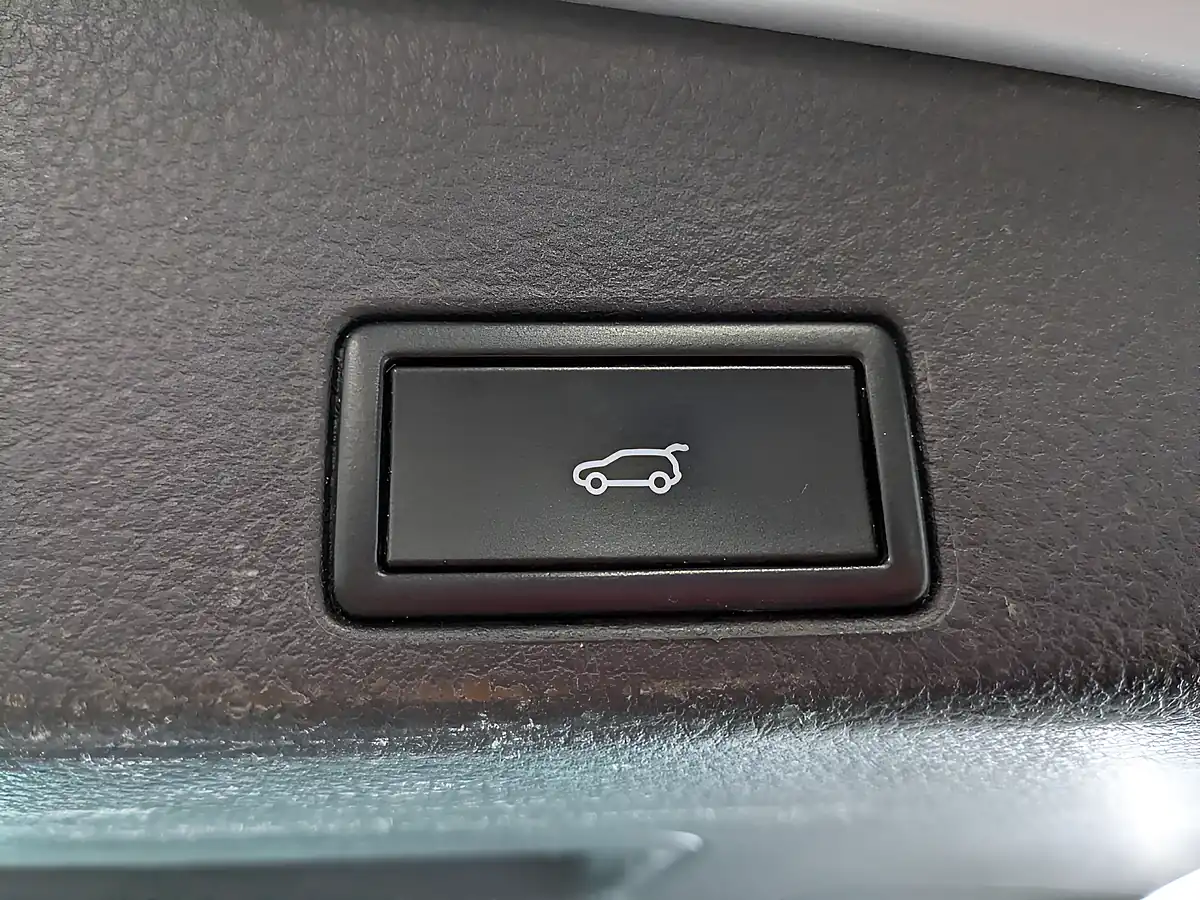 Used 2015 Volkswagen Touareg R-Line Silver - Interior and Exterior details 11
