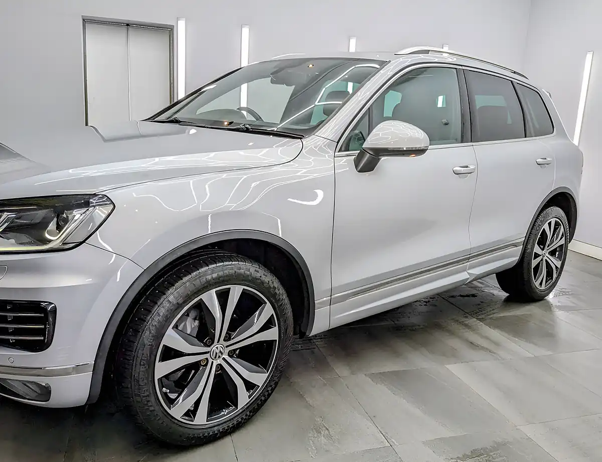 Used 2015 Volkswagen Touareg R-Line Silver - Interior and Exterior details 3