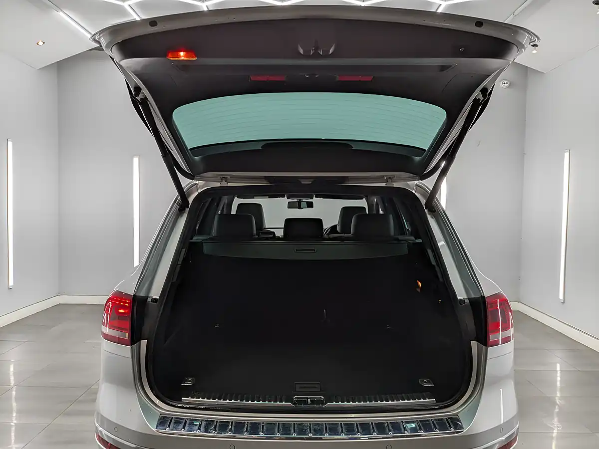 Used 2015 Volkswagen Touareg R-Line Silver - Interior and Exterior details 9