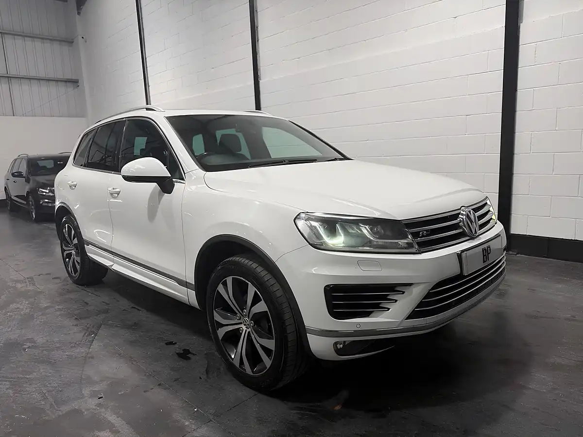 Used 2015 Volkswagen Touareg R-Line White - Front View